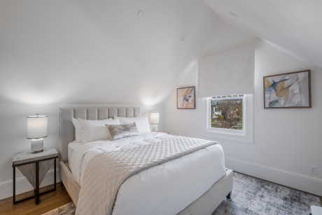 Room 302 - Queen bed